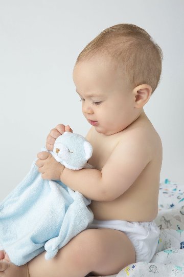 ご出産祝いにサンフランシスコ発ベビー用品ブランド「エンジェルディア」ブランキーかわいい動物のぬいぐるみとタオルがひとつになったにぎにぎクロス（ブルーベア）の画像