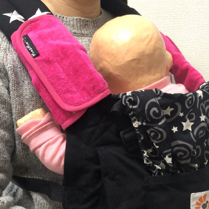 抱っこひもにもベビーカーにもつけられるよだれパッド吸水性抜群のビブで人気の「Mum2Mum」の便利なベビー用品（フーシャピンク）の画像