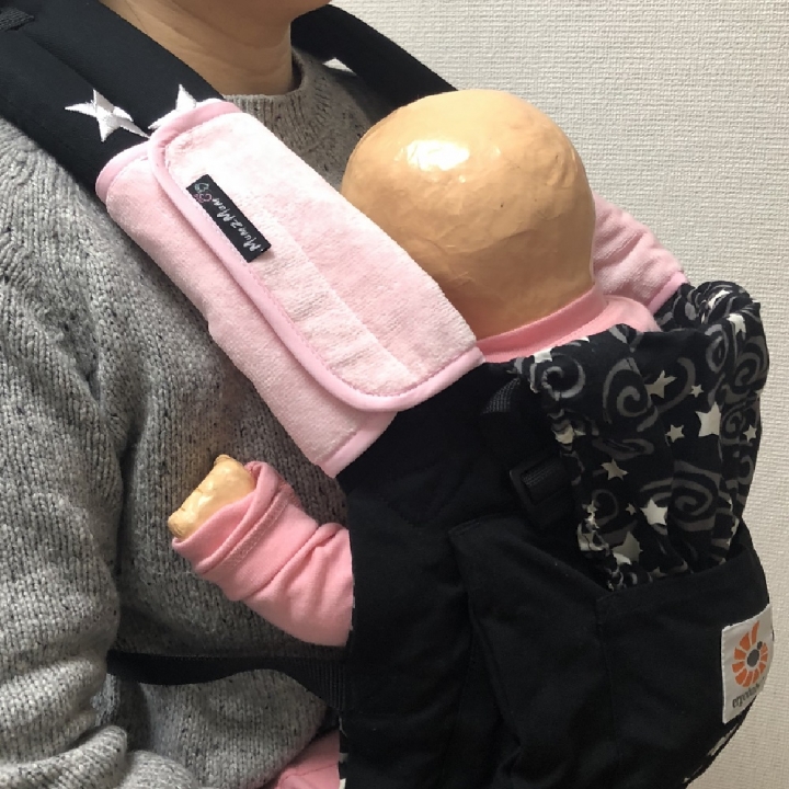 抱っこひもにもベビーカーにもつけられるよだれパッド吸水性抜群のビブで人気の「Mum2Mum」の便利なベビー用品（ベビーピンク）の画像