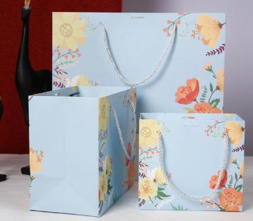 おしゃれな紙袋、ギフトを贈るときにも印象アップ!ブルーフラワー大きさはS、M、Lサイズ水色ベースに花柄が華やかなペーパーバッグです。画像