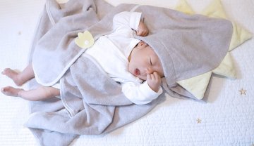 安心の日本製メイドインジャパン今治タオルImabariご出産祝いに恐竜フード付タオル60x110㎝赤ちゃん用品ベビー用品グレー恐竜の画像