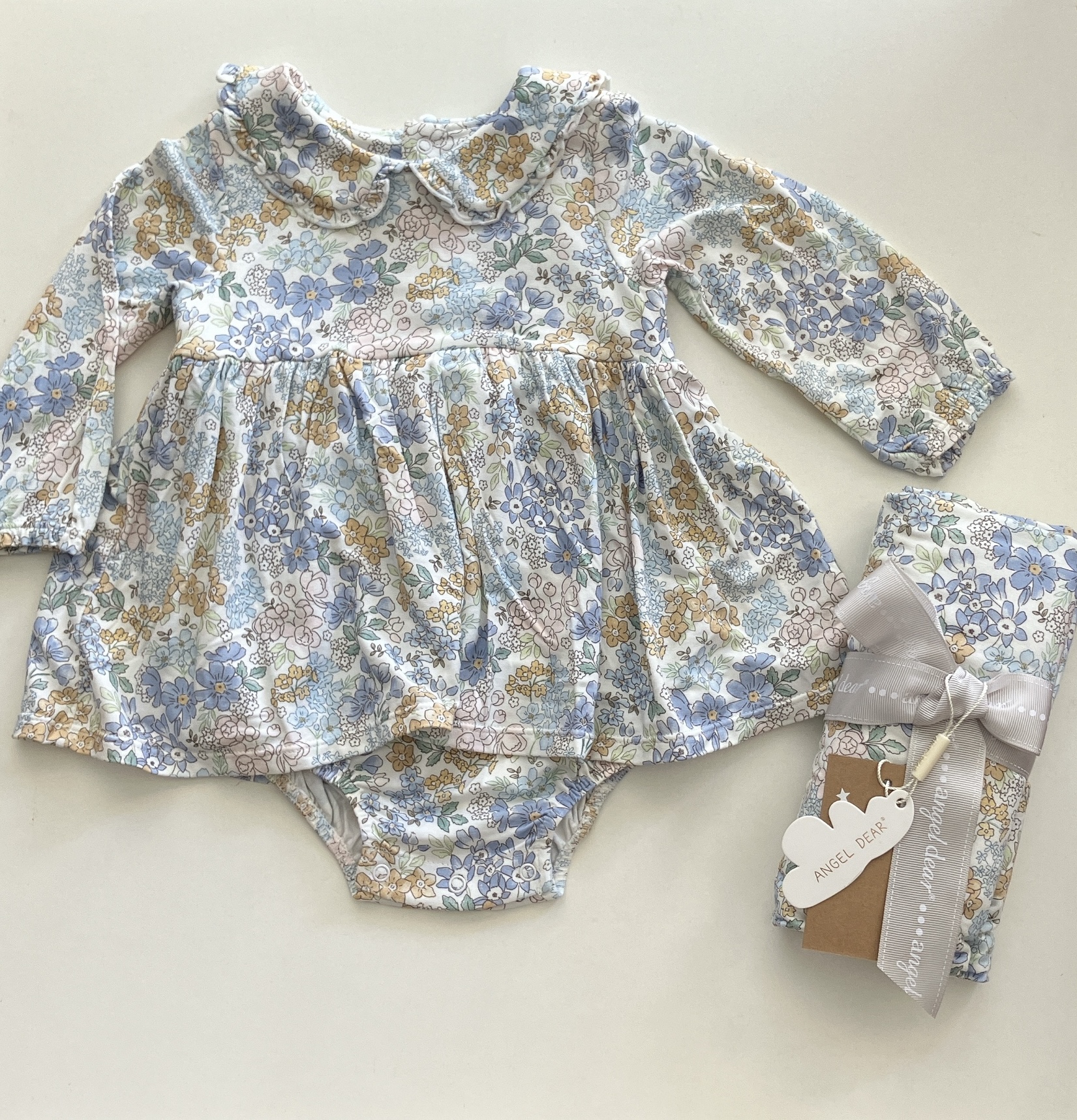 ご出産祝いに！サンフランシスコ発ベビー服ブランド「エンジェルディア」ブルーフラワーロンパースドレスワンピース6-12ヵ月用（日本サイズ70サイズから80サイズ）スワドルとセットでご出産祝いに！の画像