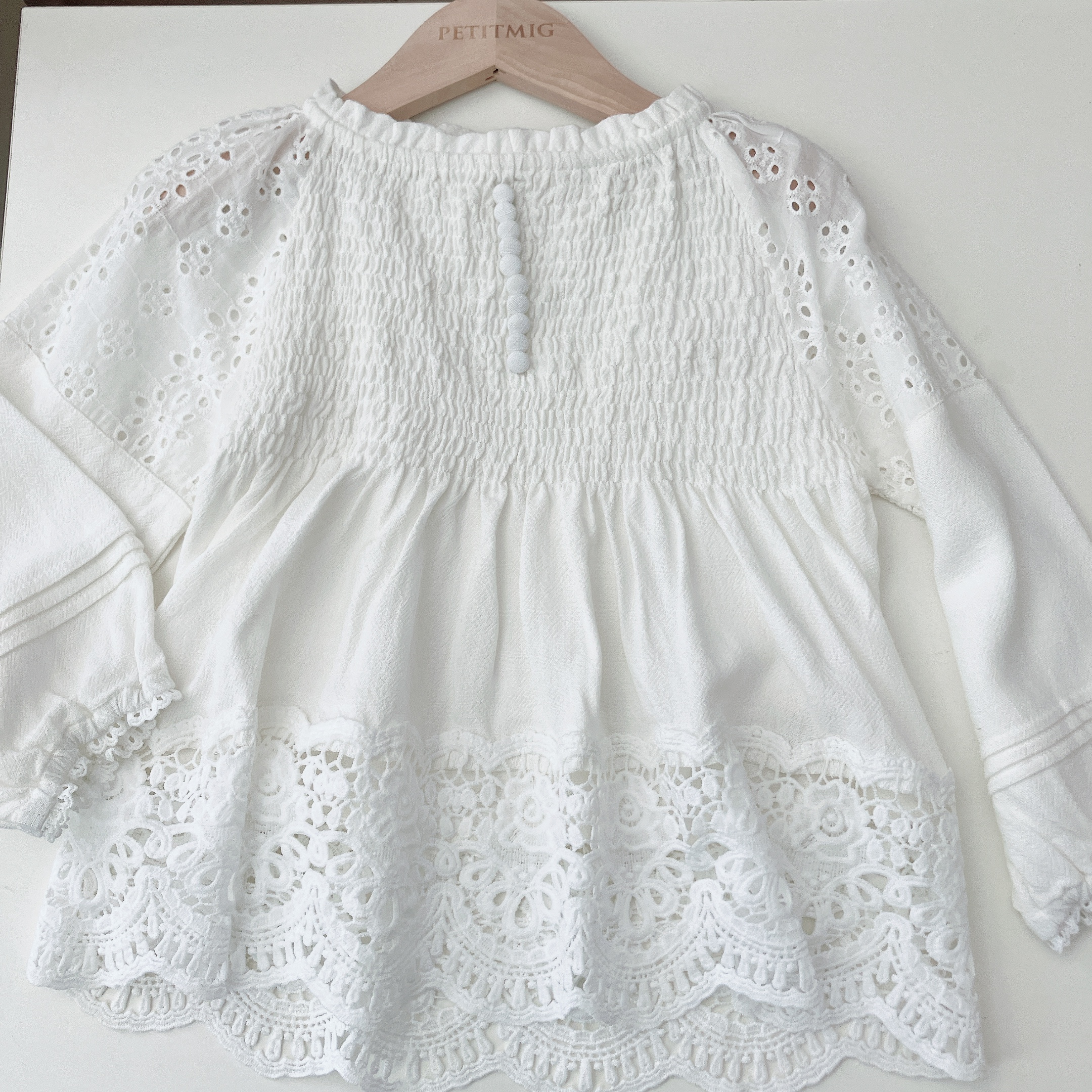 子供服ブランド「プチミグ」の春・夏の新作子供服飾りのくるみボタンとレースが上品なチュニックブラウスサイズ2-3歳用90サイズプレゼントにもおすすめ！の画像