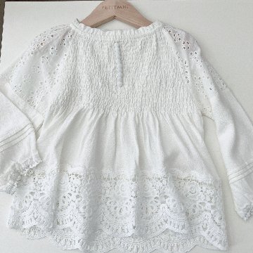 子供服ブランド「プチミグ」の春・夏の新作子供服飾りのくるみボタンとレースが上品なチュニックブラウスサイズ2-3歳用90サイズプレゼントにもおすすめ！の画像
