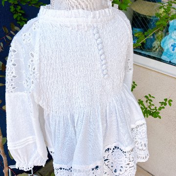 子供服ブランド「プチミグ」の春・夏の新作子供服飾りのくるみボタンとレースが上品なチュニックブラウスサイズ2-3歳用90サイズプレゼントにもおすすめ！の画像