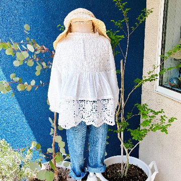 子供服ブランド「プチミグ」の春・夏の新作子供服飾りのくるみボタンとレースが上品なチュニックブラウスサイズ2-3歳用90サイズプレゼントにもおすすめ！の画像