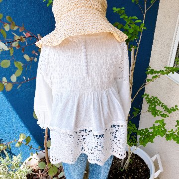 子供服ブランド「プチミグ」の春・夏の新作子供服飾りのくるみボタンとレースが上品なチュニックブラウスサイズ2-3歳用90サイズプレゼントにもおすすめ！の画像