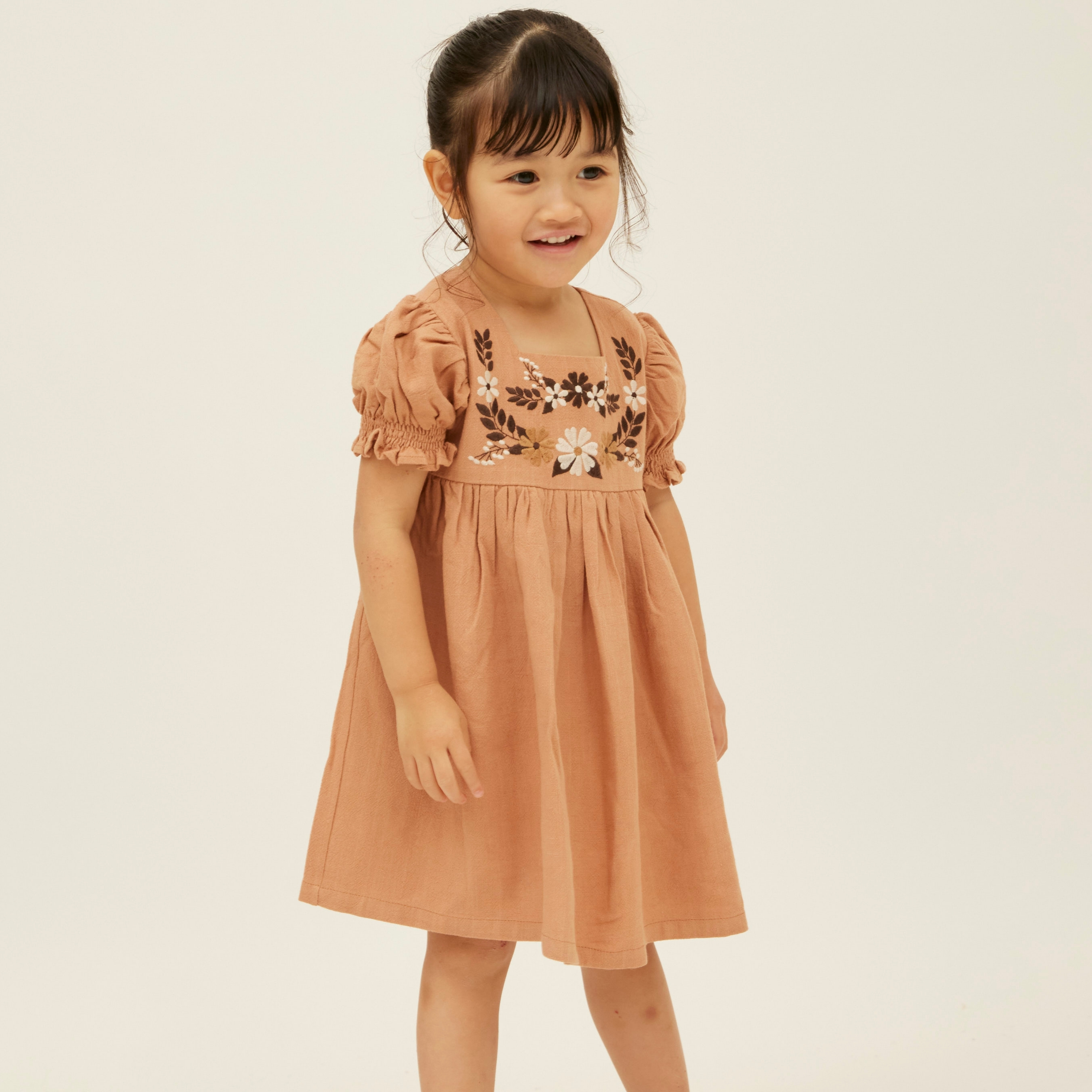 子供服ブランド「プチミグ」の夏の子供服日本発子供服ブランド「プチミグ」夏のワンピース刺しゅう入り100から120サイズまでお誕生日プレゼントに！の画像