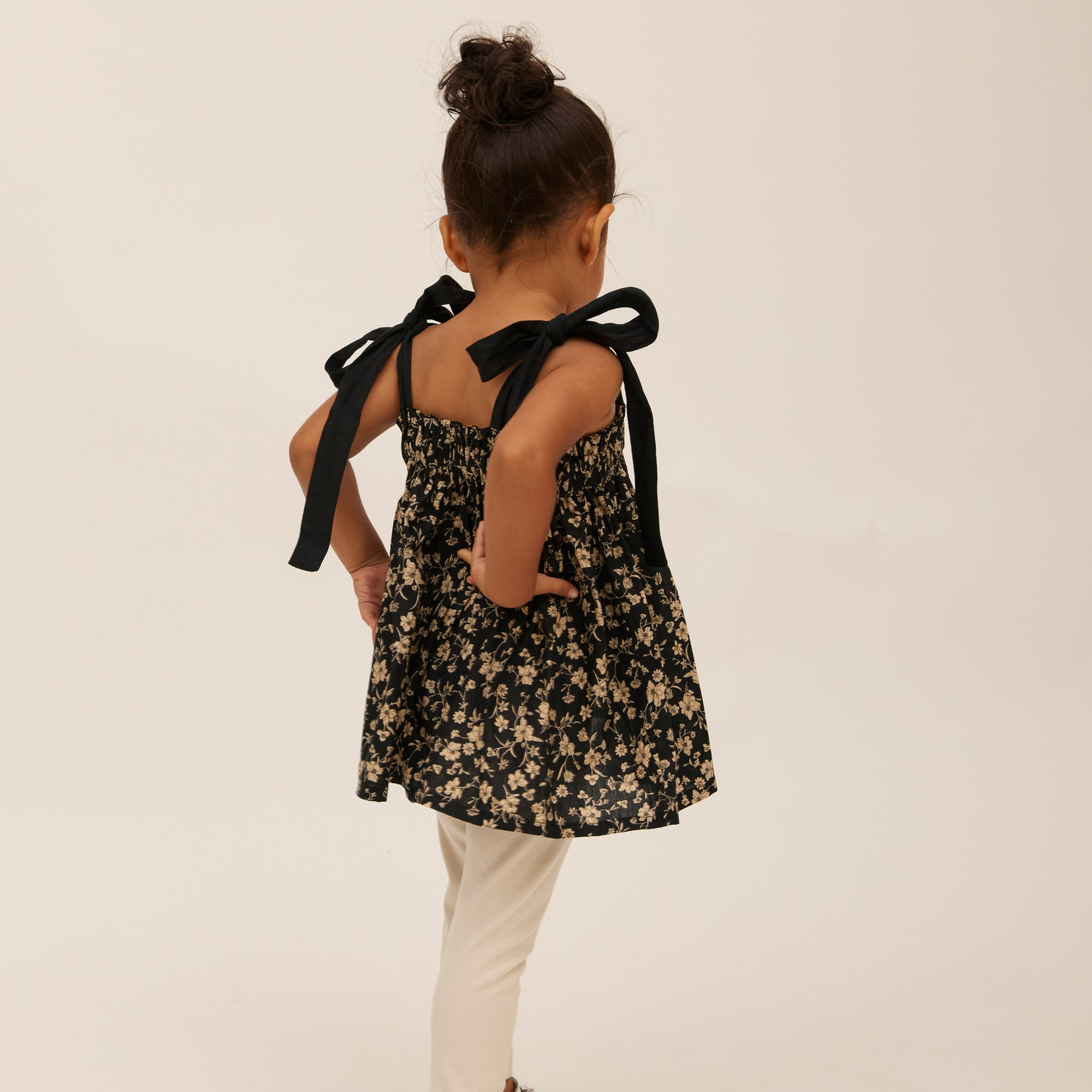 子供服ブランド「プチミグ」の夏の子供服日本発子供服ブランド「プチミグ」ノースリーブトップスキャミソール小花柄シックなブラック90サイズと100サイズの画像