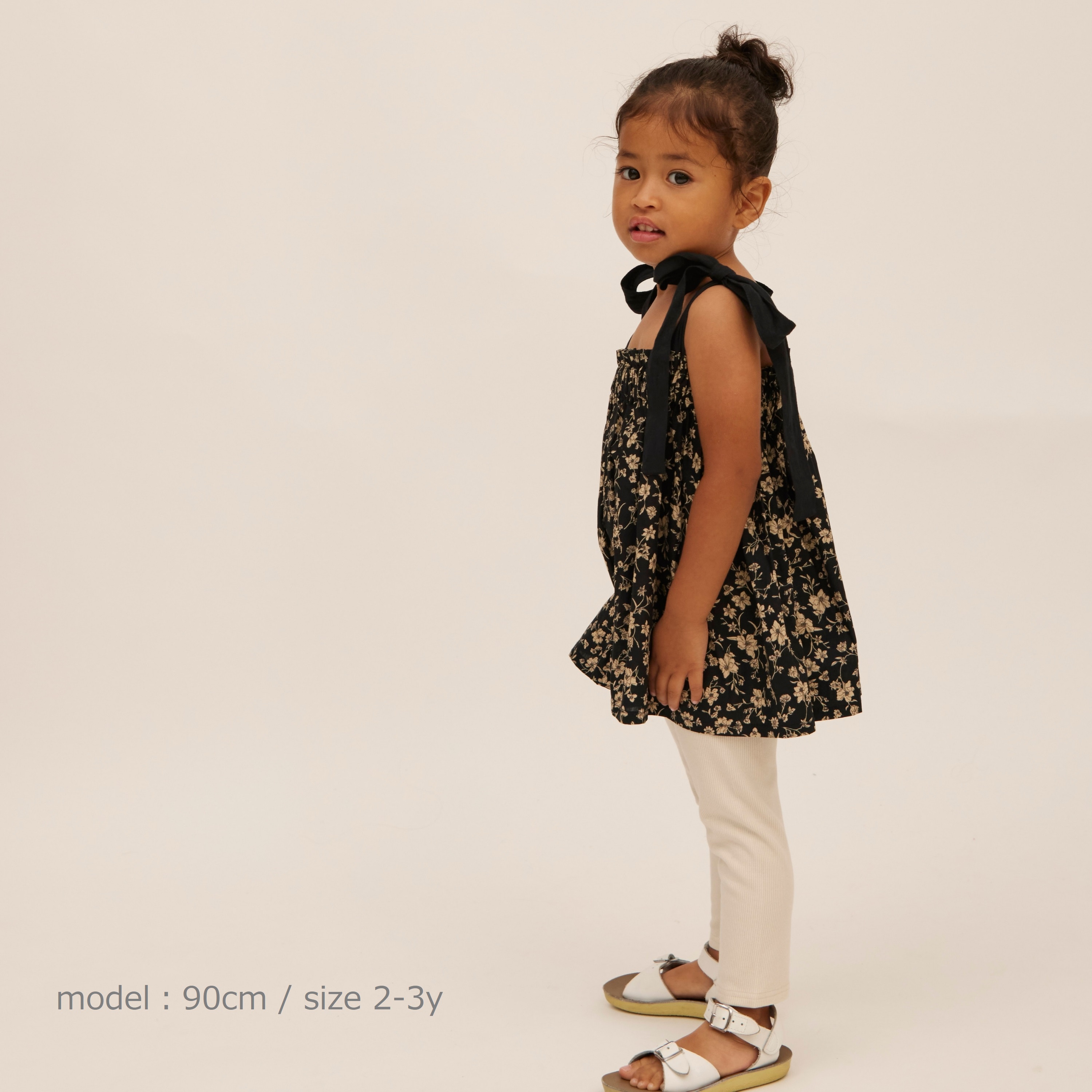 子供服ブランド「プチミグ」の夏の子供服日本発子供服ブランド「プチミグ」ノースリーブトップスキャミソール小花柄シックなブラック90サイズと100サイズの画像