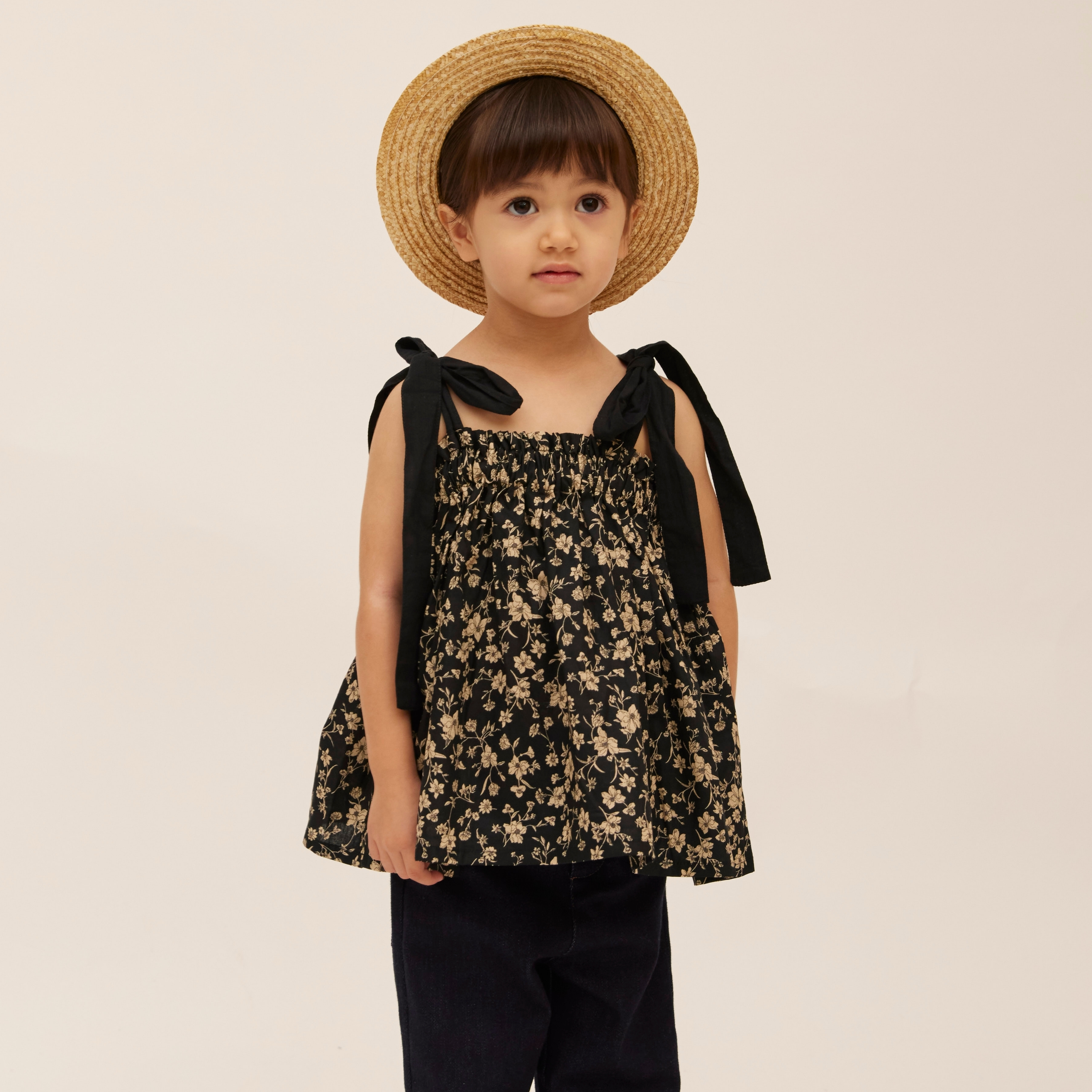 子供服ブランド「プチミグ」の夏の子供服日本発子供服ブランド「プチミグ」ノースリーブトップスキャミソール小花柄シックなブラック90サイズと100サイズの画像