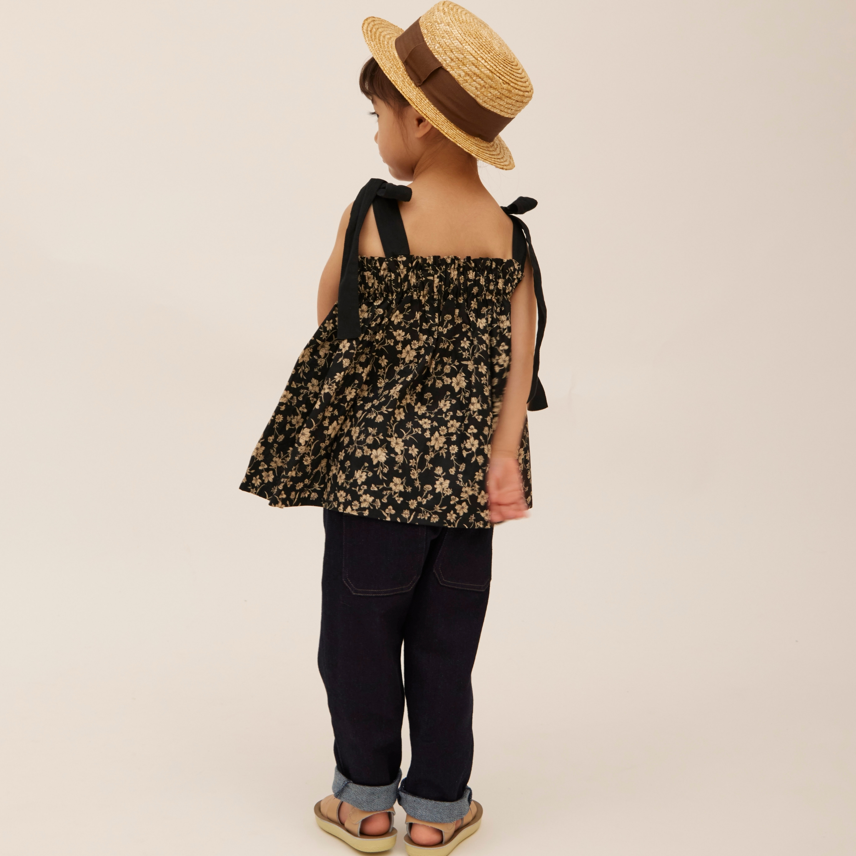 子供服ブランド「プチミグ」の夏の子供服日本発子供服ブランド「プチミグ」ノースリーブトップスキャミソール小花柄シックなブラック90サイズと100サイズの画像