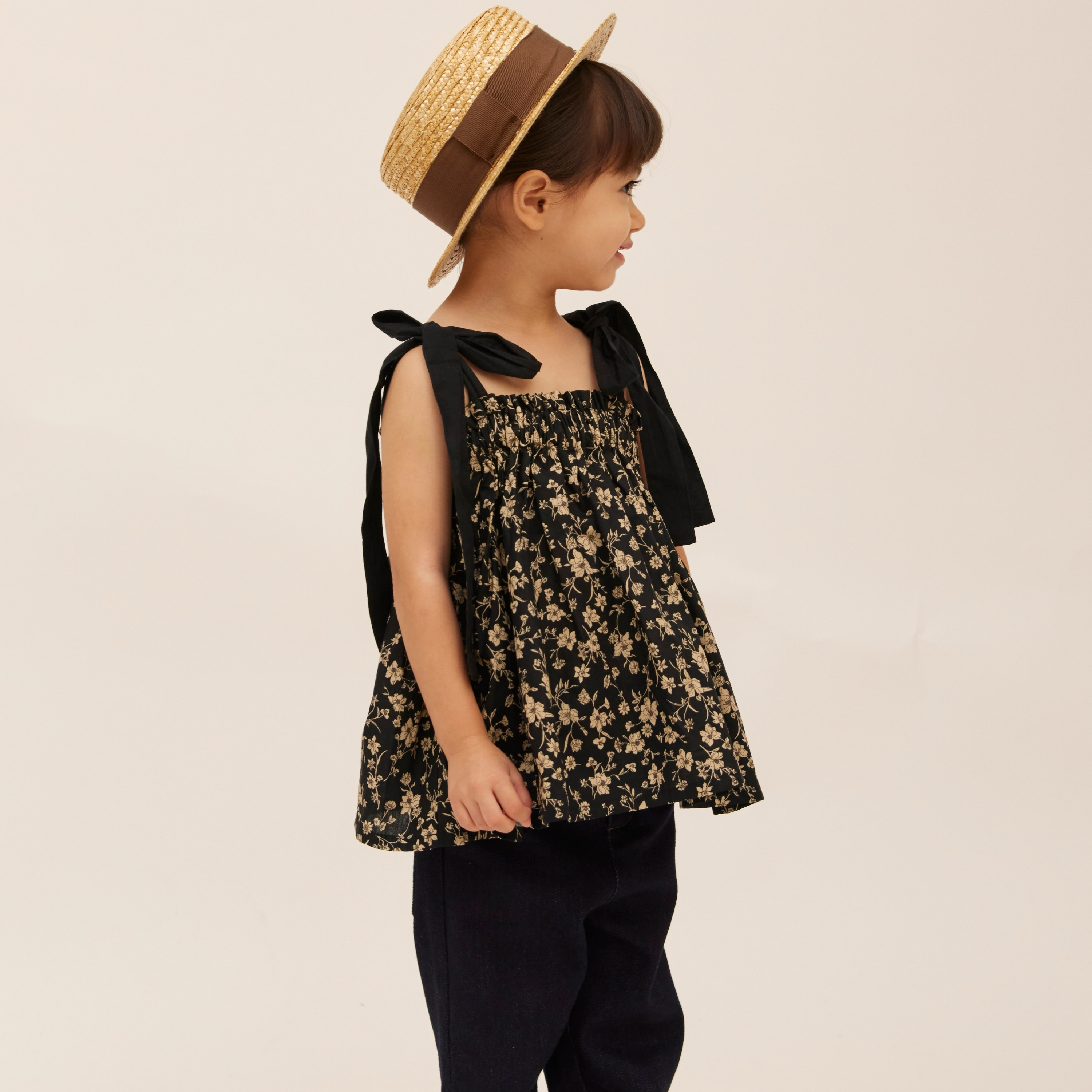 子供服ブランド「プチミグ」の夏の子供服日本発子供服ブランド「プチミグ」ノースリーブトップスキャミソール小花柄シックなブラック90サイズと100サイズの画像