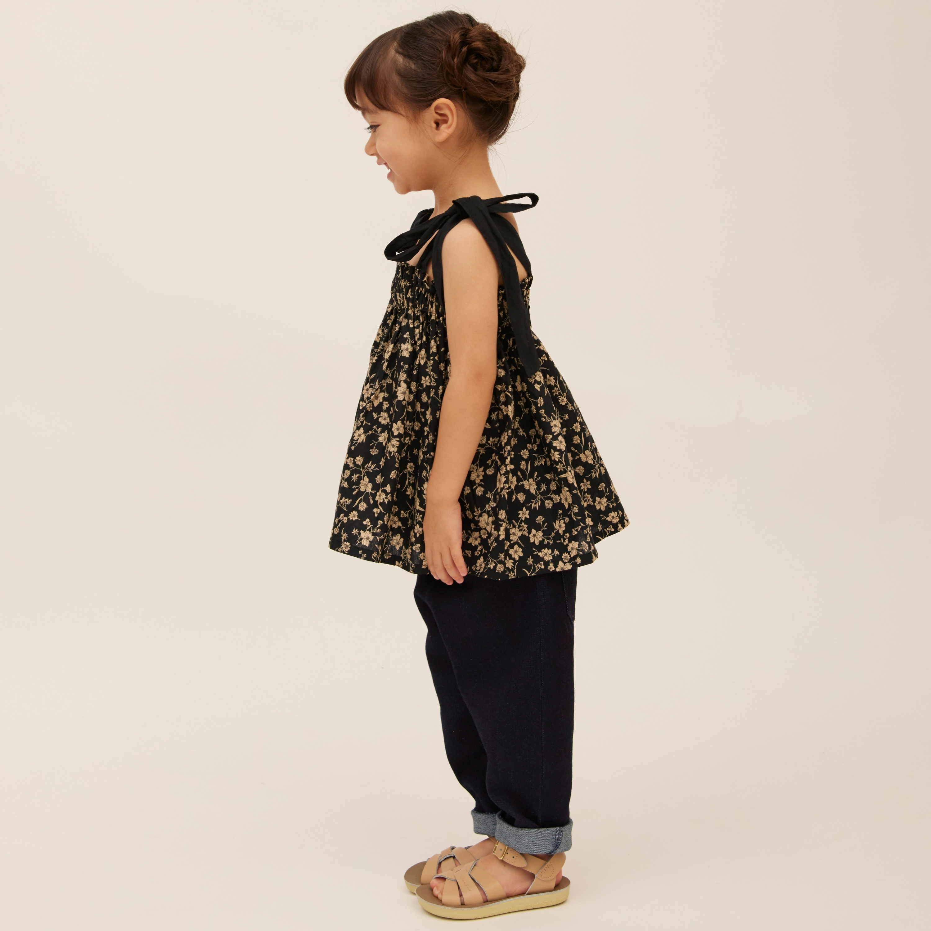 子供服ブランド「プチミグ」の夏の子供服日本発子供服ブランド「プチミグ」ノースリーブトップスキャミソール小花柄シックなブラック90サイズと100サイズの画像