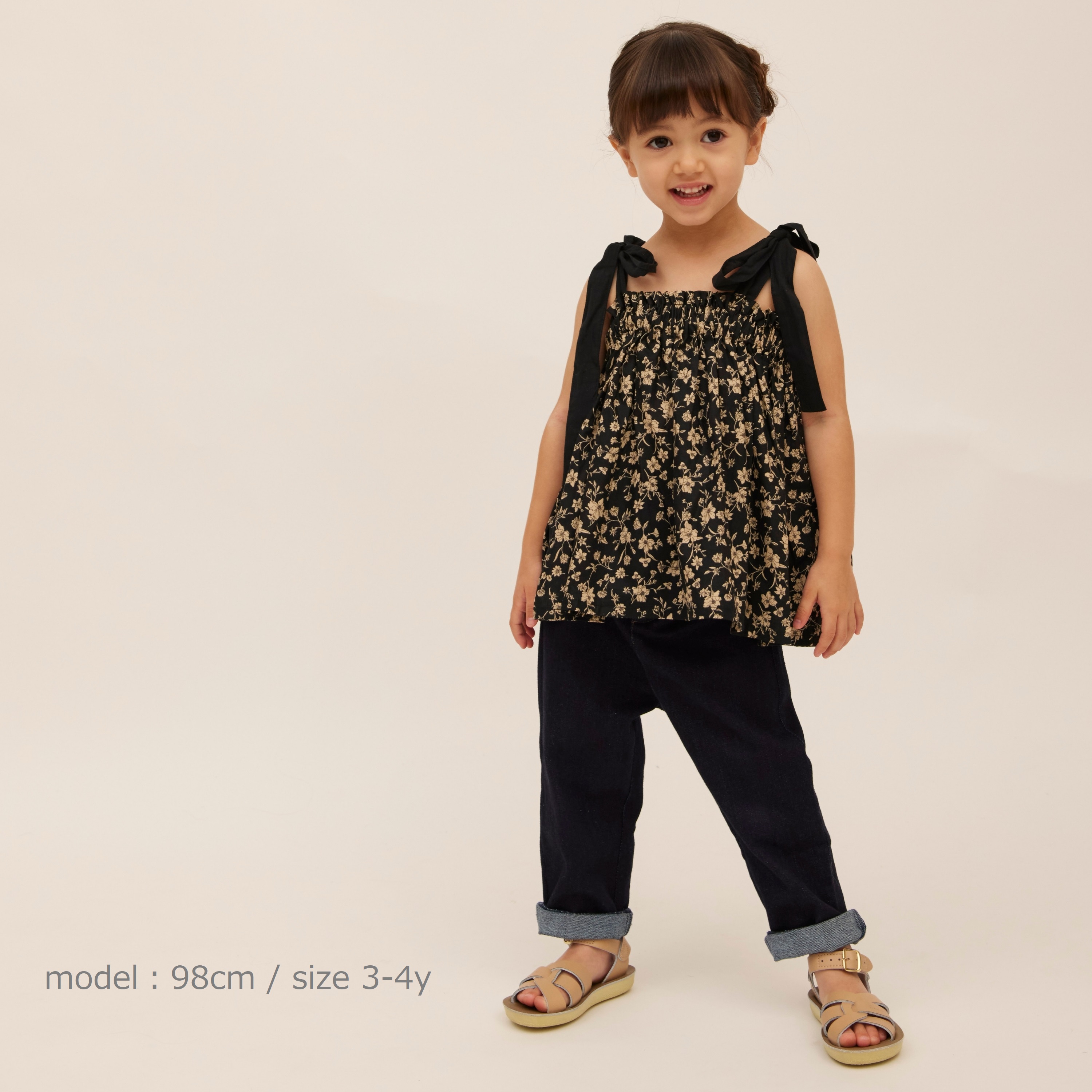 子供服ブランド「プチミグ」の夏の子供服日本発子供服ブランド「プチミグ」ノースリーブトップスキャミソール小花柄シックなブラック90サイズと100サイズの画像