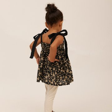 子供服ブランド「プチミグ」の夏の子供服日本発子供服ブランド「プチミグ」ノースリーブトップスキャミソール小花柄シックなブラック90サイズと100サイズの画像
