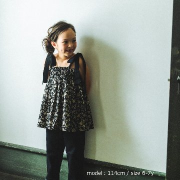 子供服ブランド「プチミグ」の夏の子供服日本発子供服ブランド「プチミグ」ノースリーブトップスキャミソール小花柄シックなブラック90サイズと100サイズの画像
