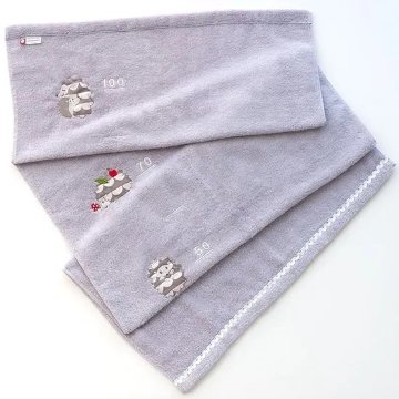 安心の日本製メイドインジャパン今治タオルImabariご出産祝いに身長が測れるタオル バスタオル赤ちゃん用品ベビー用品グレーはりねずみお揃いの２ウェイビブも♪の画像