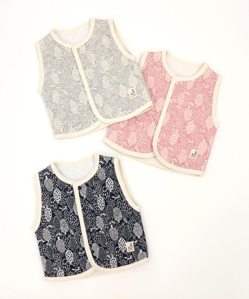 日本製ベビー服ブランド「スタンプル」北欧風フォレストジャガード綿コットン100％中綿キルト加工☆着心地抜群ベビー用ベストご出産祝い・ご出産準備に！60-80㎝（3色）MadeinJapanの画像