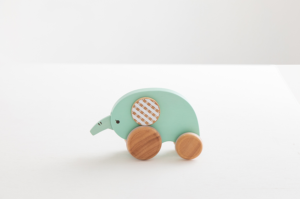 ラッピング無料！ご出産祝い・プチギフトに！レトロモダンなデザインでほっこり楽しい知育玩具〝レトロンフォレスト〟シリーズくるくるプッシュトイ おっとりEllie -エリーの画像