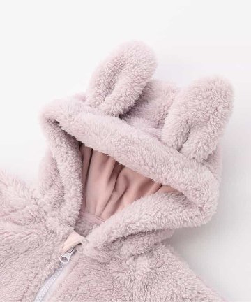 ご出産祝いに！冬産まれの赤ちゃんにベビーアンパサンド「アニマルボアジャンプスーツ」は、やさしいニュアンスのナチュラルなデザイン。ベビーのコーデにおしゃれさをプラス♪ハロウィンにも！の画像