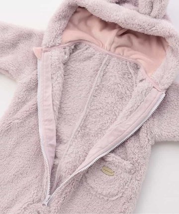 ご出産祝いに！冬産まれの赤ちゃんにベビーアンパサンド「アニマルボアジャンプスーツ」は、やさしいニュアンスのナチュラルなデザイン。ベビーのコーデにおしゃれさをプラス♪ハロウィンにも！の画像