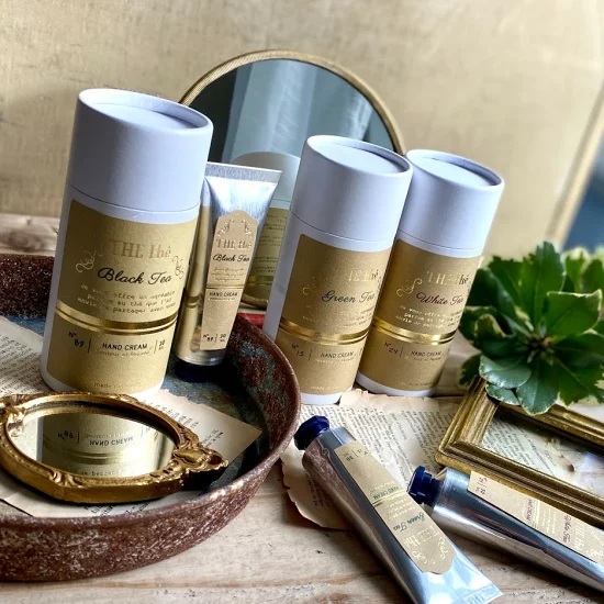 パッケージもかわいくてお友だちへのギフトにもおすすめ！Senteur et Beaute サンタール エ ボーテ ザ ティー ハンドクリーム ホワイトティー 30mlの画像