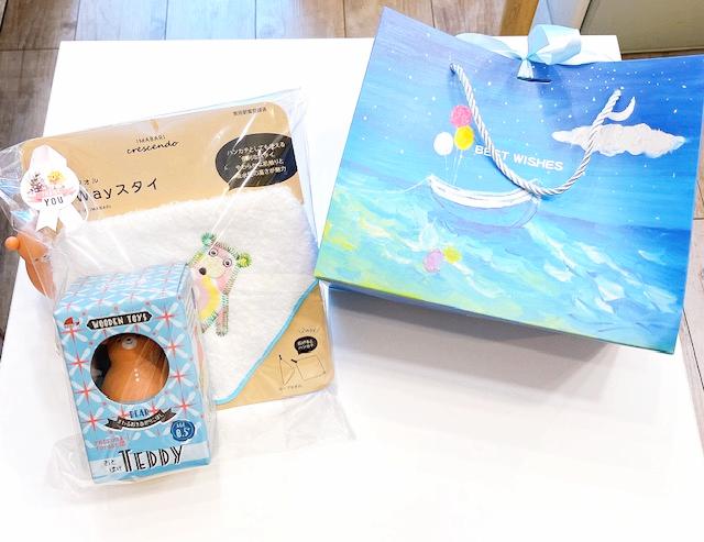 出産祝いギフトセット｜今治タオル2WAYビブ＋木製おもちゃおきあがりこぼし｜男の子赤ちゃん・女の子ベビーOK｜大人気ベビー用品がセットに！の画像