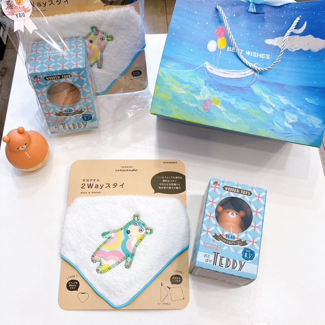 出産祝いギフトセット｜今治タオル2WAYビブ＋木製おもちゃおきあがりこぼし｜男の子赤ちゃん・女の子ベビーOK｜大人気ベビー用品がセットに！の画像
