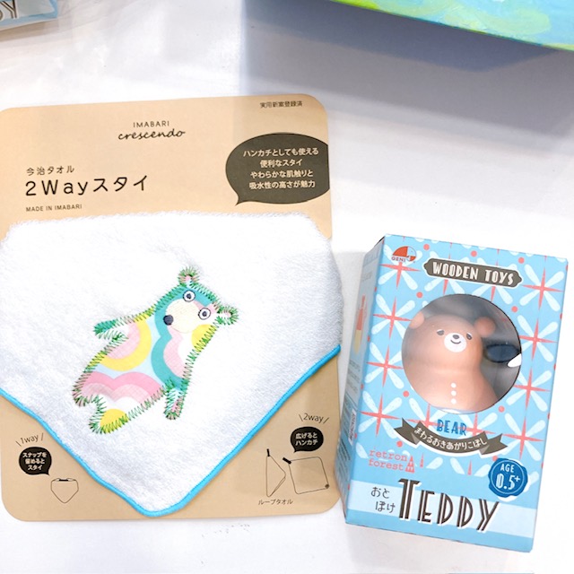 出産祝いギフトセット｜今治タオル2WAYビブ＋木製おもちゃおきあがりこぼし｜男の子赤ちゃん・女の子ベビーOK｜大人気ベビー用品がセットに！の画像