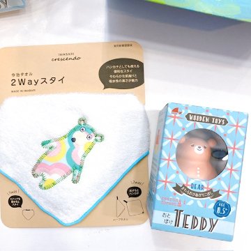 出産祝いギフトセット｜今治タオル2WAYビブ＋木製おもちゃおきあがりこぼし｜男の子赤ちゃん・女の子ベビーOK｜大人気ベビー用品がセットに！の画像
