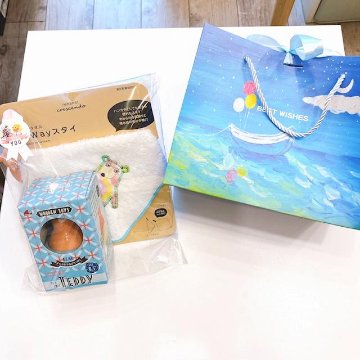 出産祝いギフトセット｜今治タオル2WAYビブ＋木製おもちゃおきあがりこぼし｜男の子赤ちゃん・女の子ベビーOK｜大人気ベビー用品がセットに！の画像