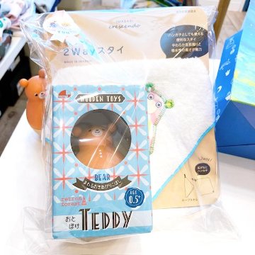 出産祝いギフトセット｜今治タオル2WAYビブ＋木製おもちゃおきあがりこぼし｜男の子赤ちゃん・女の子ベビーOK｜大人気ベビー用品がセットに！の画像