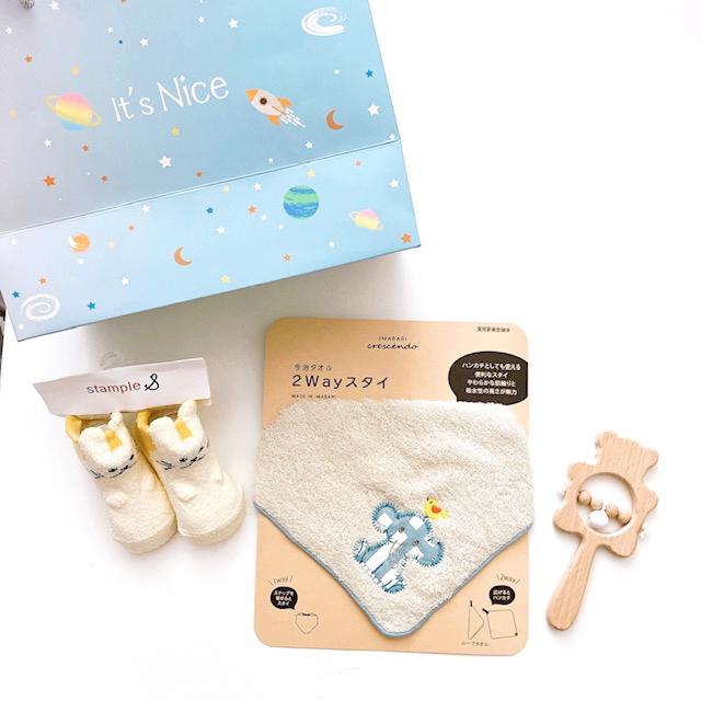 出産祝いギフトセット｜今治タオル2WAYビブ＋木製ラトル＋スタンプル赤ちゃん靴下　男の子赤ちゃんにも女の子赤ちゃんにも贈ることができますの画像