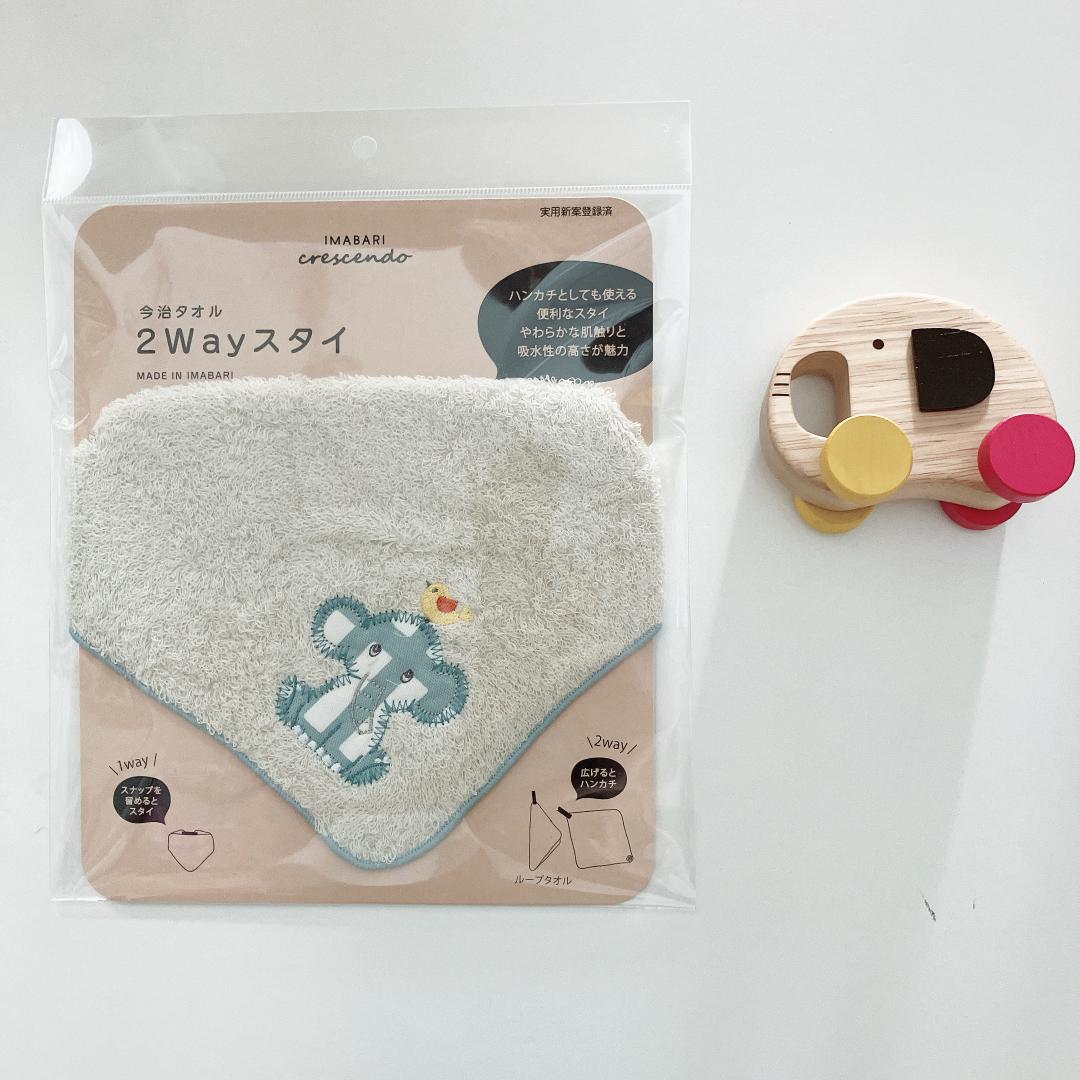 出産祝いギフトセット｜今治タオル2WAYビブ＋木製ラトル＋スタンプル赤ちゃん靴下　男の子赤ちゃんにも女の子赤ちゃんにも贈ることができますの画像