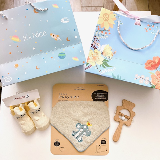 出産祝いギフトセット｜今治タオル2WAYビブ＋木製ラトル＋スタンプル赤ちゃん靴下　男の子赤ちゃんにも女の子赤ちゃんにも贈ることができますの画像
