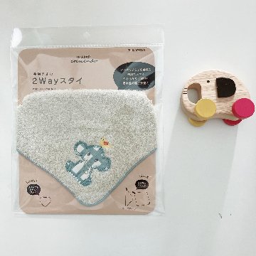 出産祝いギフトセット｜今治タオル2WAYビブ＋木製ラトル＋スタンプル赤ちゃん靴下　男の子赤ちゃんにも女の子赤ちゃんにも贈ることができますの画像