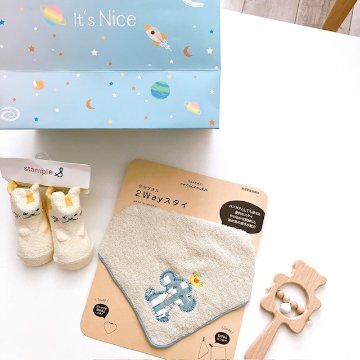 出産祝いギフトセット｜今治タオル2WAYビブ＋木製ラトル＋スタンプル赤ちゃん靴下　男の子赤ちゃんにも女の子赤ちゃんにも贈ることができますの画像