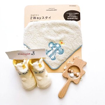 出産祝いギフトセット｜今治タオル2WAYビブ＋木製ラトル＋スタンプル赤ちゃん靴下　男の子赤ちゃんにも女の子赤ちゃんにも贈ることができますの画像