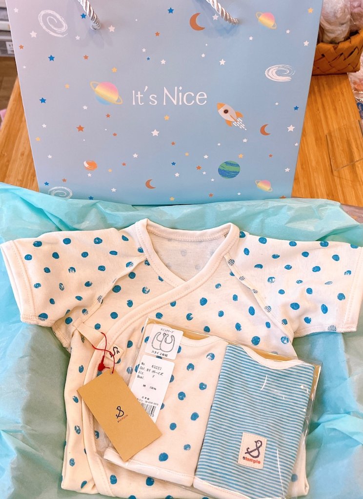 ラッピング無料！出産祝いに人気の日本製ベビーギフトセット 「スタンプル」新生児から使えるショートオール＋ベビー用スタイ2枚セットの画像