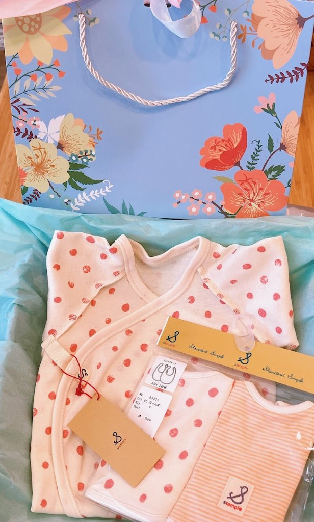 ラッピング無料！出産祝いに人気の日本製ベビーギフトセット 「スタンプル」新生児から使えるショートオール＋ベビー用スタイ2枚セットの画像