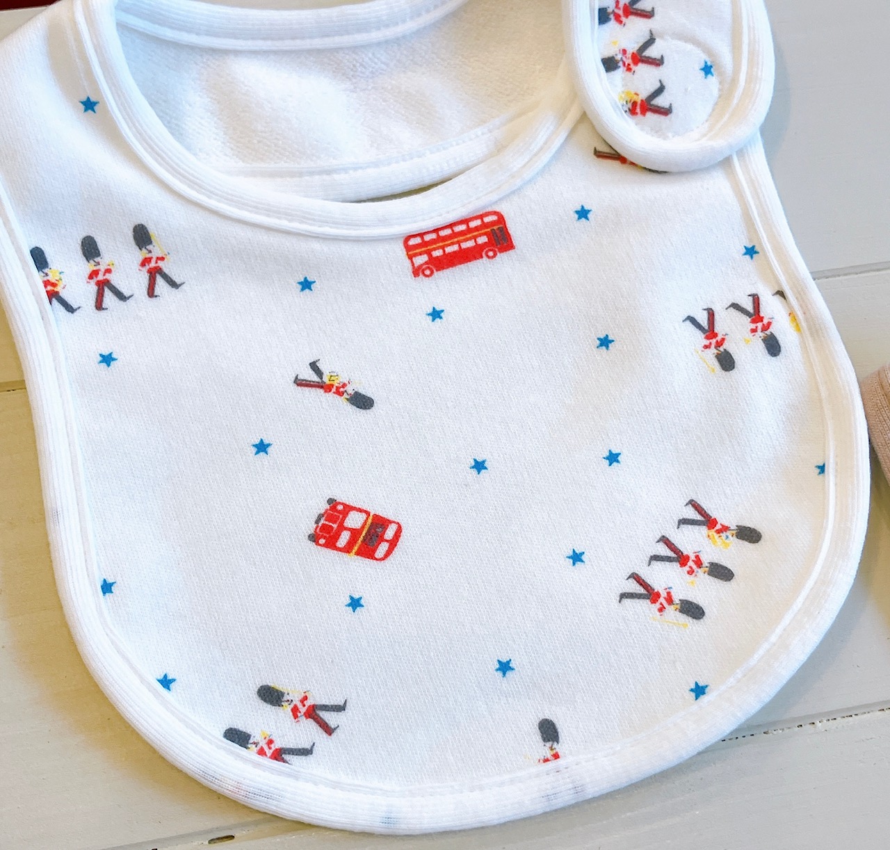 【ラッピング無料】出産祝いに人気｜日本製ベビー服2WAYオールギフト3点｜男の子赤ちゃんにも女の子ベビーにも【上質な贈り物】Boribonウーフ｜新生児から長く使えますロンドンの画像