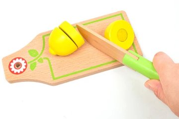 フランスおもちゃブランド「DJECO ジェコ フルーツ＆ベジタブル」 おままごと果物 カット 包丁 食材 切る マジックテープ 3歳 4歳 5歳 6歳 女の子 幼児 赤ちゃん 知育玩具プレゼントに！の画像