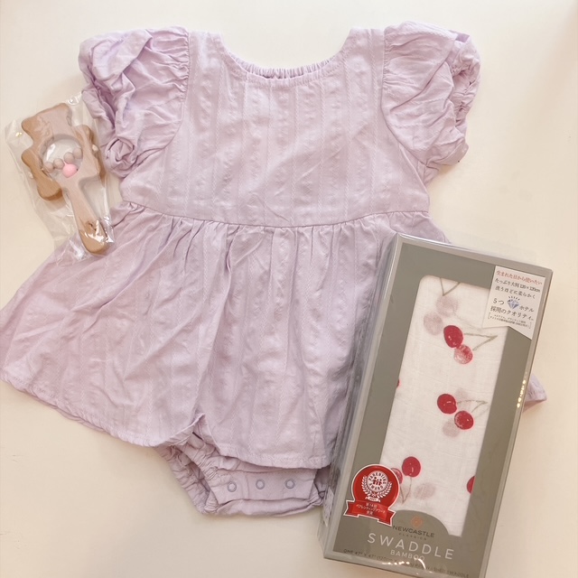 ラッピング無料！！ご出産祝いに！6月から9月生まれの赤ちゃんに！ベビー服・120ｘ120スワドル・くまさんラトルベビーギフトセットベビー服80サイズセットでお得！の画像