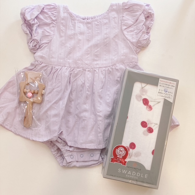 ラッピング無料！！ご出産祝いに！6月から9月生まれの赤ちゃんに！ベビー服・120ｘ120スワドル・くまさんラトルベビーギフトセットベビー服80サイズセットでお得！の画像