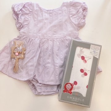 ラッピング無料！！ご出産祝いに！6月から9月生まれの赤ちゃんに！ベビー服・120ｘ120スワドル・くまさんラトルベビーギフトセットベビー服80サイズセットでお得！の画像
