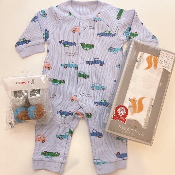 ボックスラッピング無料！ご出産祝いにおすすめ！前開きベビー服サイズ60＋赤ちゃん用靴下＋コットン100％ガーゼ素材スワドル3点セットの画像
