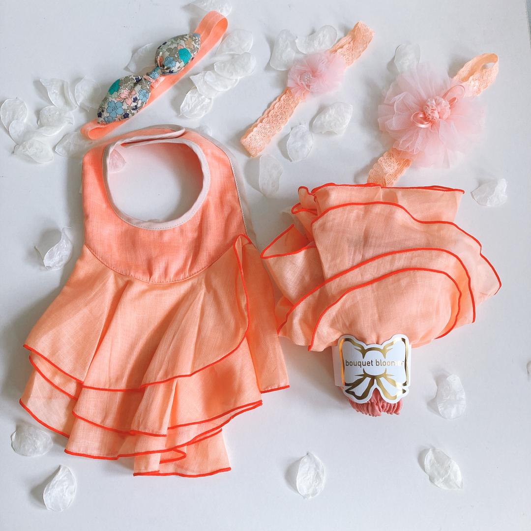 ご出産祝いにおすすめ！日本製ベビー服お洋服とスタイが合体した「ビブシィ」60-80サイズベビー服フラワーフリルビブシィ＋ブーケブルマ（オレンジ/レッド）画像