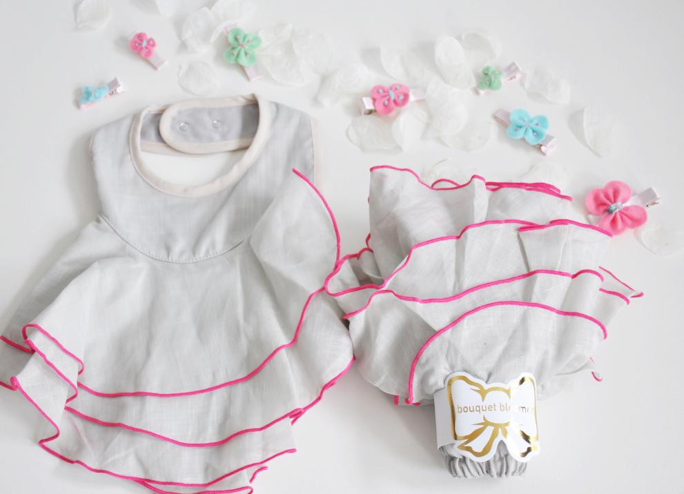 ご出産祝いにおすすめ！日本製ベビー服お洋服とスタイが合体した「ビブシィ」60-80サイズベビー服フラワーフリルビブシィMadeinJapan（ライトグレー/ピンク）トップスのみ画像