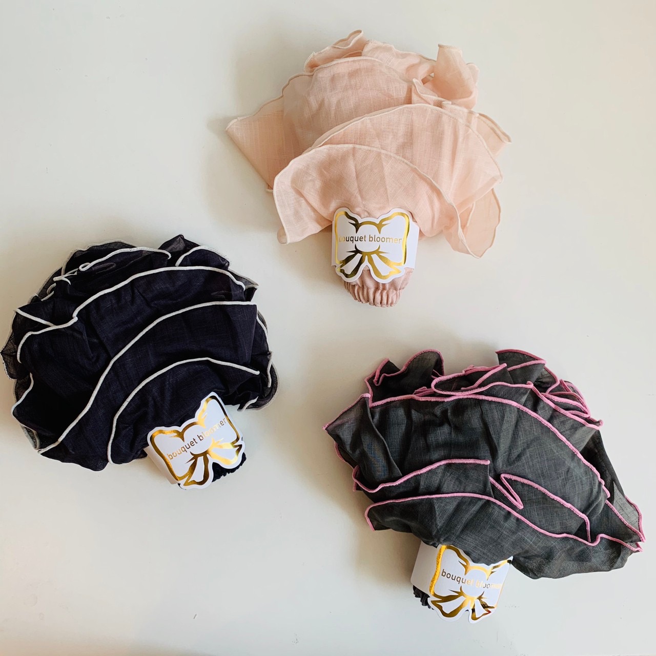 ご出産祝いにおすすめ！日本製ベビー服/赤ちゃん服女の子コーデフラワーブーケブルマ（ネイビー/ベージュ）サイズ80-90目安1-2歳画像